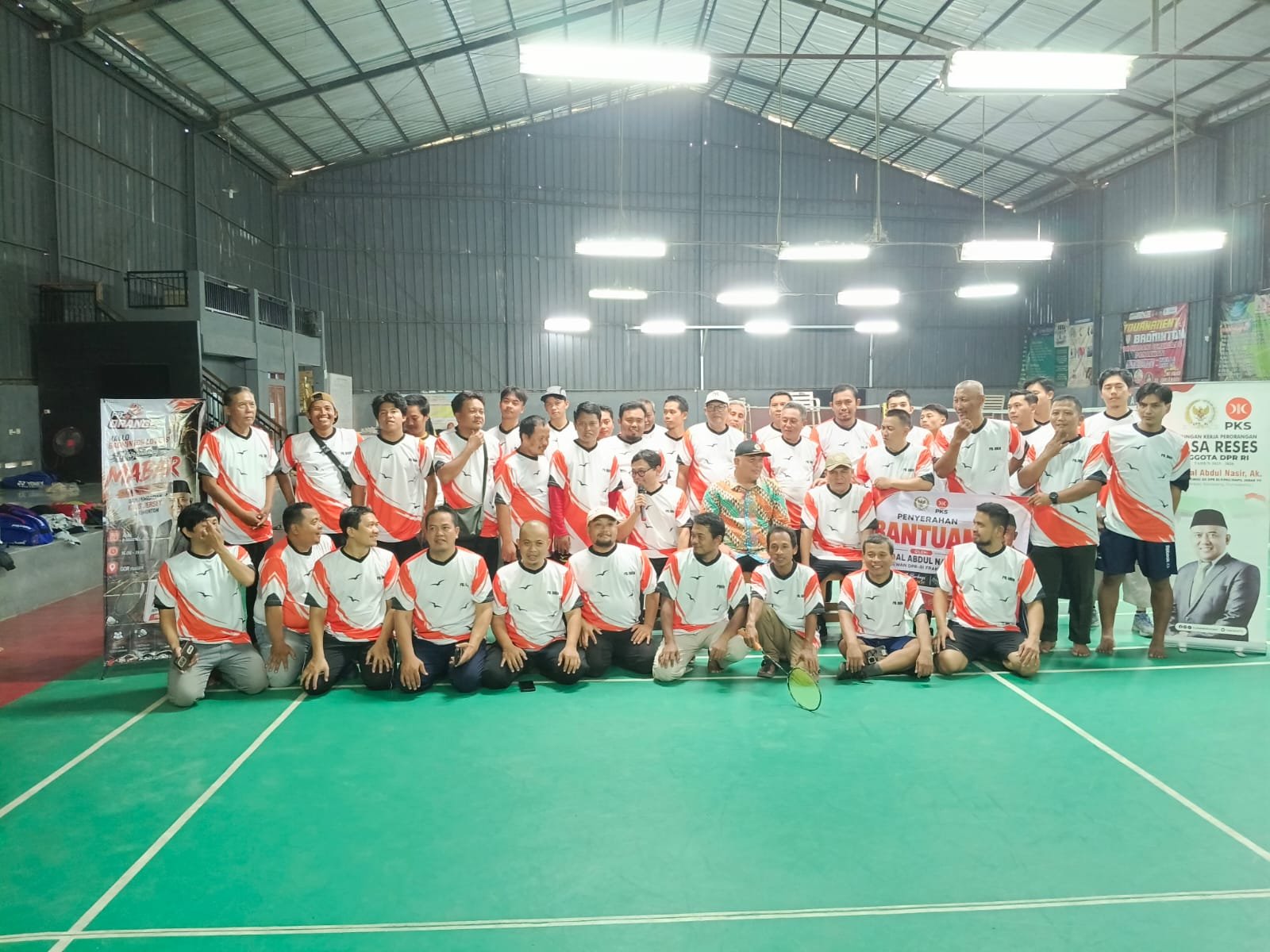 H. Jalal Abdul Nasir Salurkan Bantuan Jersey untuk PB Orange Cengkong Purwasari